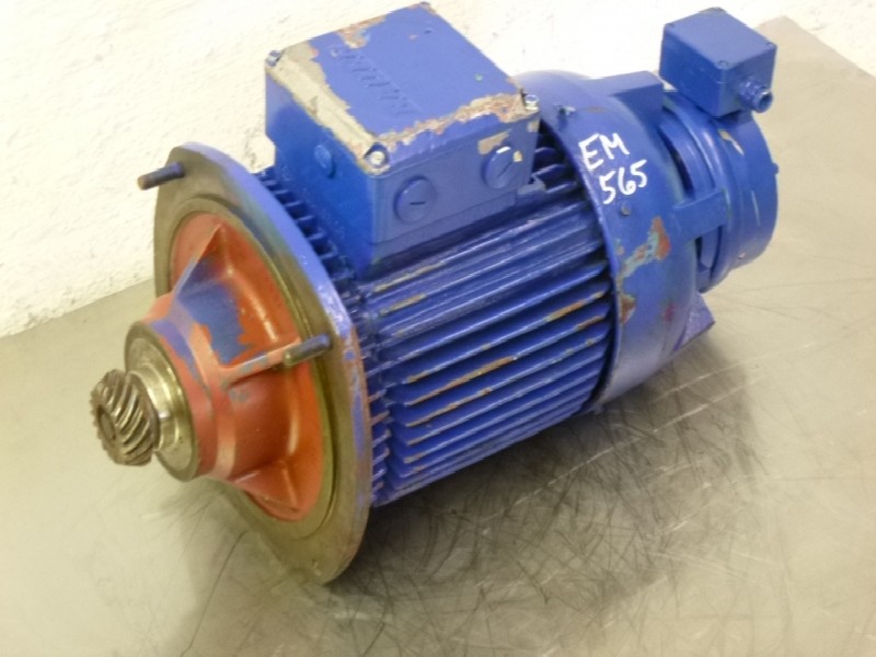 Three-phase servo motor BAUER D4A4KFG11-113/331 Ritzeldurchmesser: Ø 56 / 72 x 22 mm, 18 Zähne Flanschdurchmesser: 310 x  310 mm Bremse: 77 10016A00 gebraucht, geprüft ! photo on Industry-Pilot